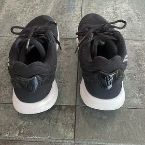 Black Nike men’s Kyrie basketball shoes size 8.5